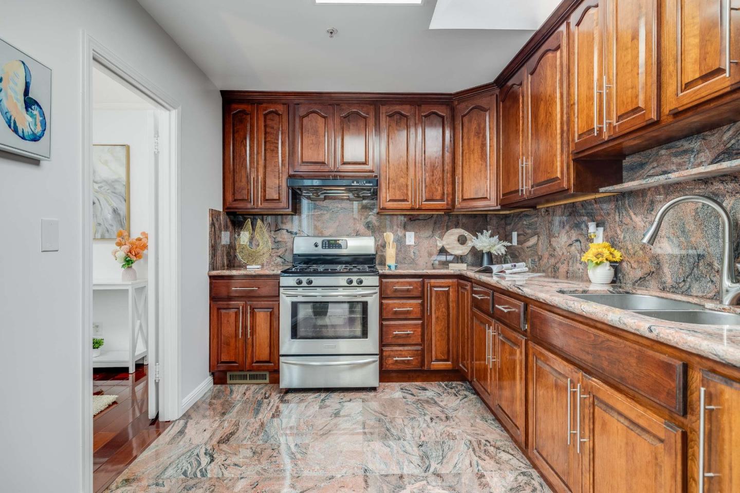 Detail Gallery Image 12 of 38 For 1352 34th Ave, San Francisco,  CA 94122 - 4 Beds | 3/1 Baths