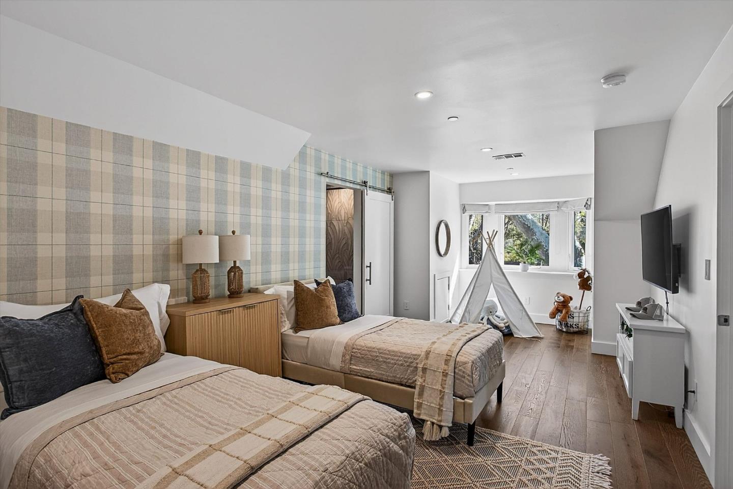 Detail Gallery Image 20 of 62 For 2241 Dry Creek Rd, San Jose,  CA 95124 - 5 Beds | 5/1 Baths