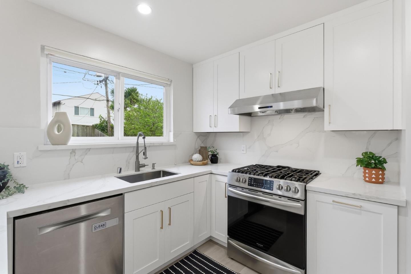 Detail Gallery Image 21 of 62 For 356 Firecrest Ave, Pacifica,  CA 94044 - 4 Beds | 2/1 Baths