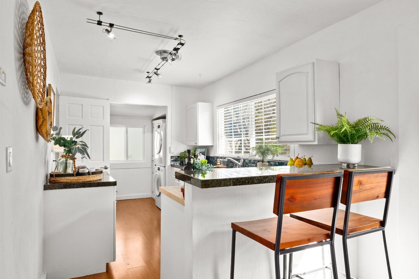 Detail Gallery Image 10 of 34 For 302 Laurel St, Santa Cruz,  CA 95060 - 2 Beds | 1 Baths