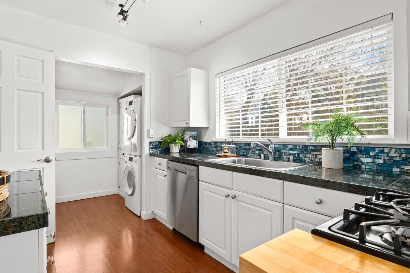 Detail Gallery Image 11 of 34 For 302 Laurel St, Santa Cruz,  CA 95060 - 2 Beds | 1 Baths