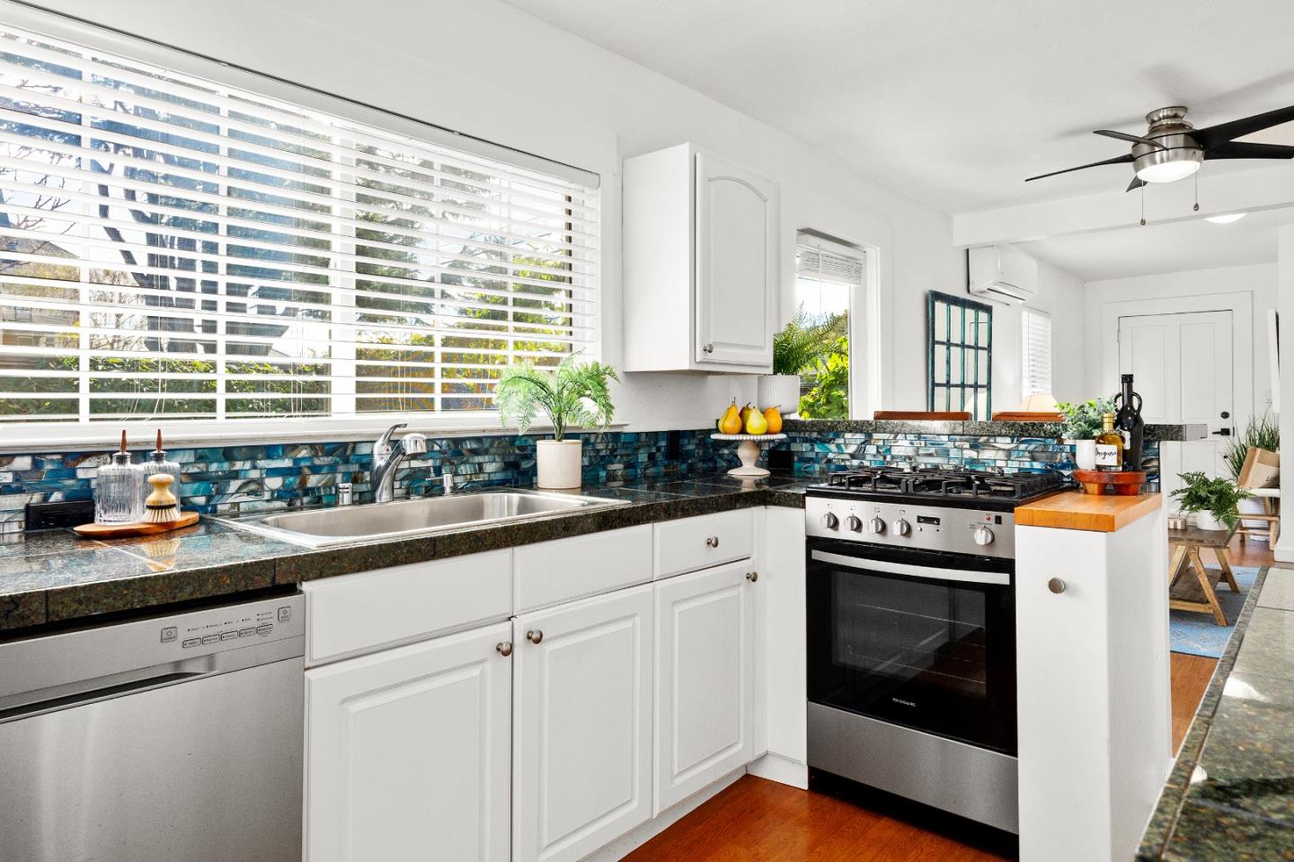 Detail Gallery Image 12 of 34 For 302 Laurel St, Santa Cruz,  CA 95060 - 2 Beds | 1 Baths