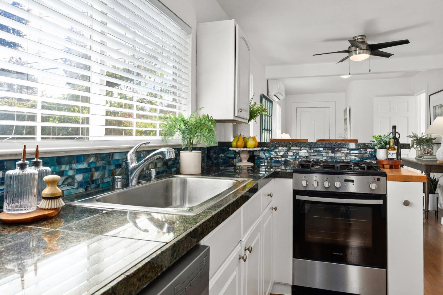 Detail Gallery Image 13 of 34 For 302 Laurel St, Santa Cruz,  CA 95060 - 2 Beds | 1 Baths