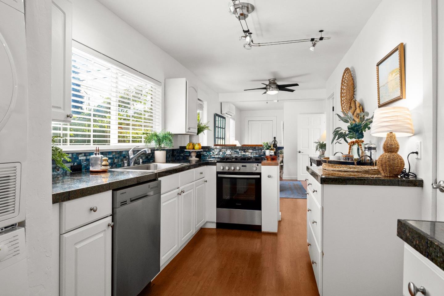 Detail Gallery Image 16 of 34 For 302 Laurel St, Santa Cruz,  CA 95060 - 2 Beds | 1 Baths