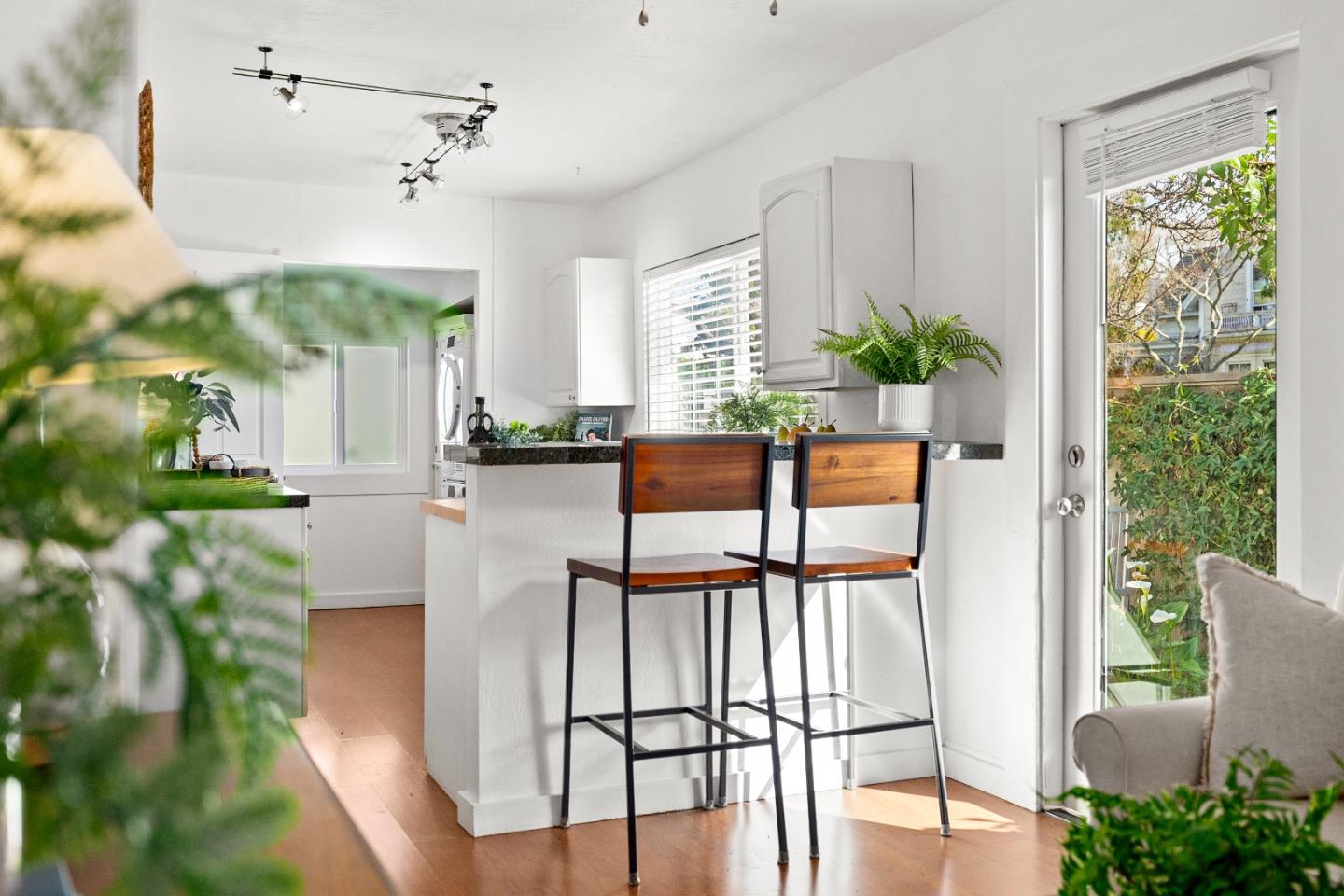 Detail Gallery Image 7 of 34 For 302 Laurel St, Santa Cruz,  CA 95060 - 2 Beds | 1 Baths