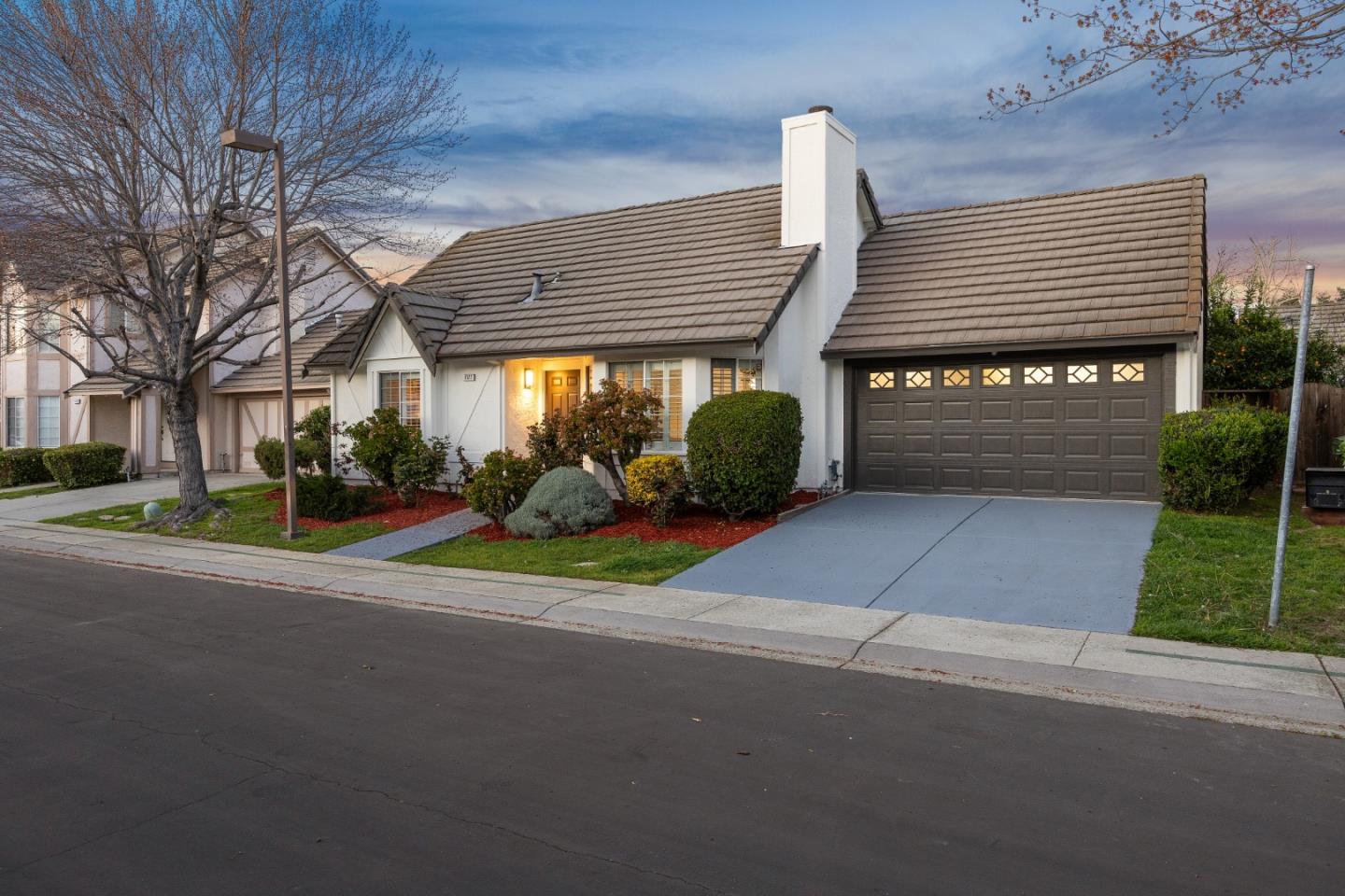 Detail Gallery Image 2 of 68 For 1522 Fujiko Dr, San Jose,  CA 95131 - 2 Beds | 2 Baths