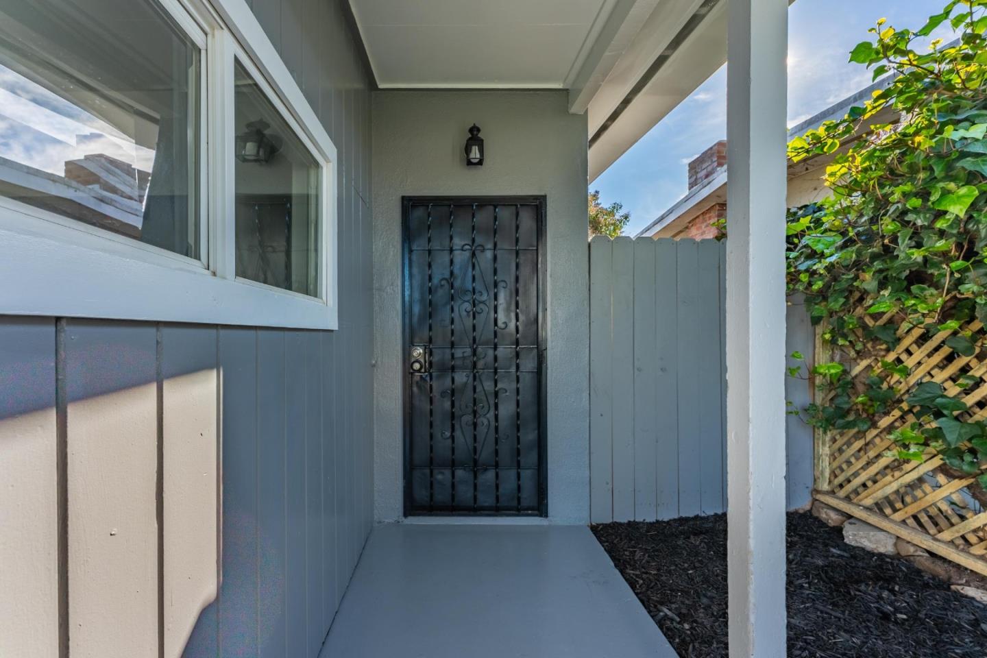 Detail Gallery Image 3 of 29 For 2656 Gonzaga St, East Palo Alto,  CA 94303 - 3 Beds | 1 Baths