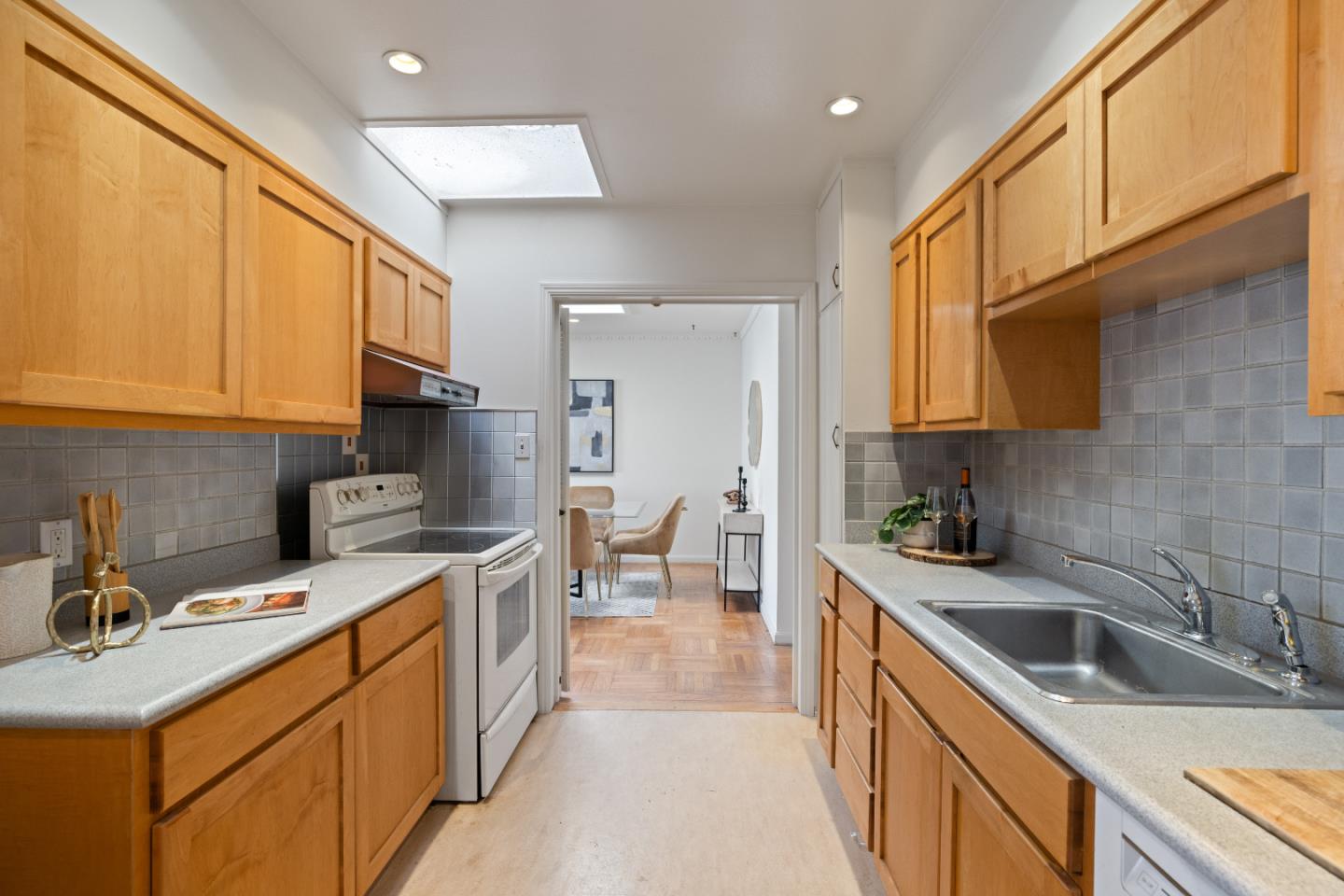 Detail Gallery Image 9 of 19 For 665 27th St, San Francisco,  CA 94131 - 2 Beds | 1 Baths