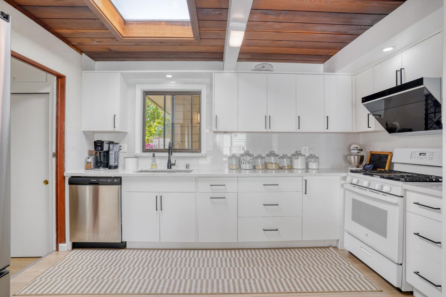 Detail Gallery Image 8 of 32 For 1914 Channing Ave, Palo Alto,  CA 94303 - 3 Beds | 2 Baths