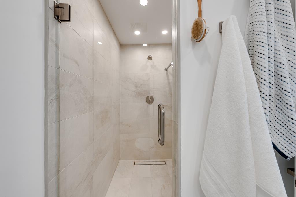 Detail Gallery Image 34 of 67 For 22826 E Cliff Dr, Santa Cruz,  CA 95062 - 4 Beds | 3 Baths