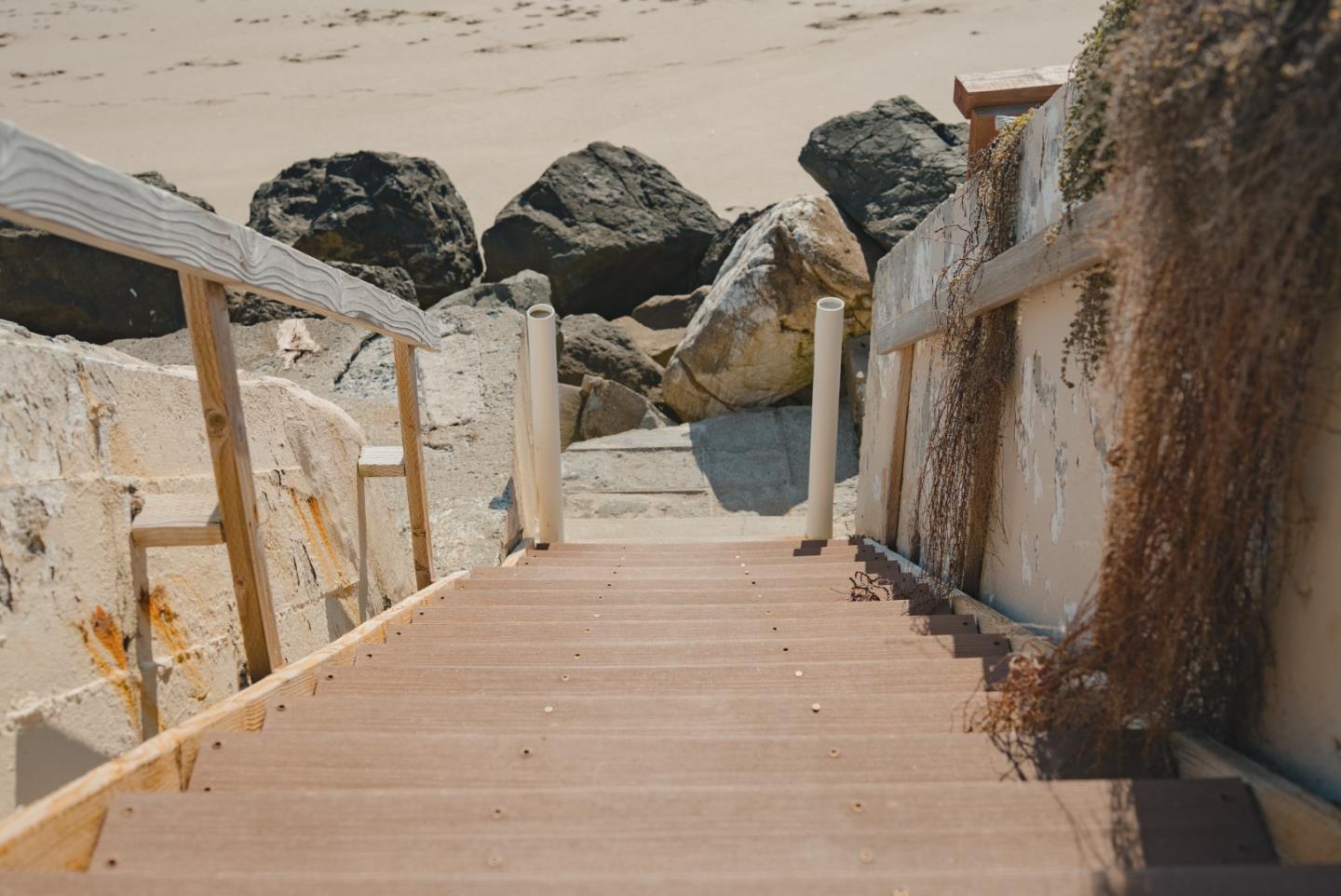 Detail Gallery Image 62 of 67 For 22826 E Cliff Dr, Santa Cruz,  CA 95062 - 4 Beds | 3 Baths