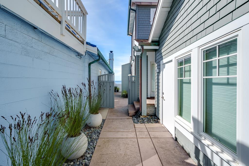 Detail Gallery Image 8 of 67 For 22826 E Cliff Dr, Santa Cruz,  CA 95062 - 4 Beds | 3 Baths