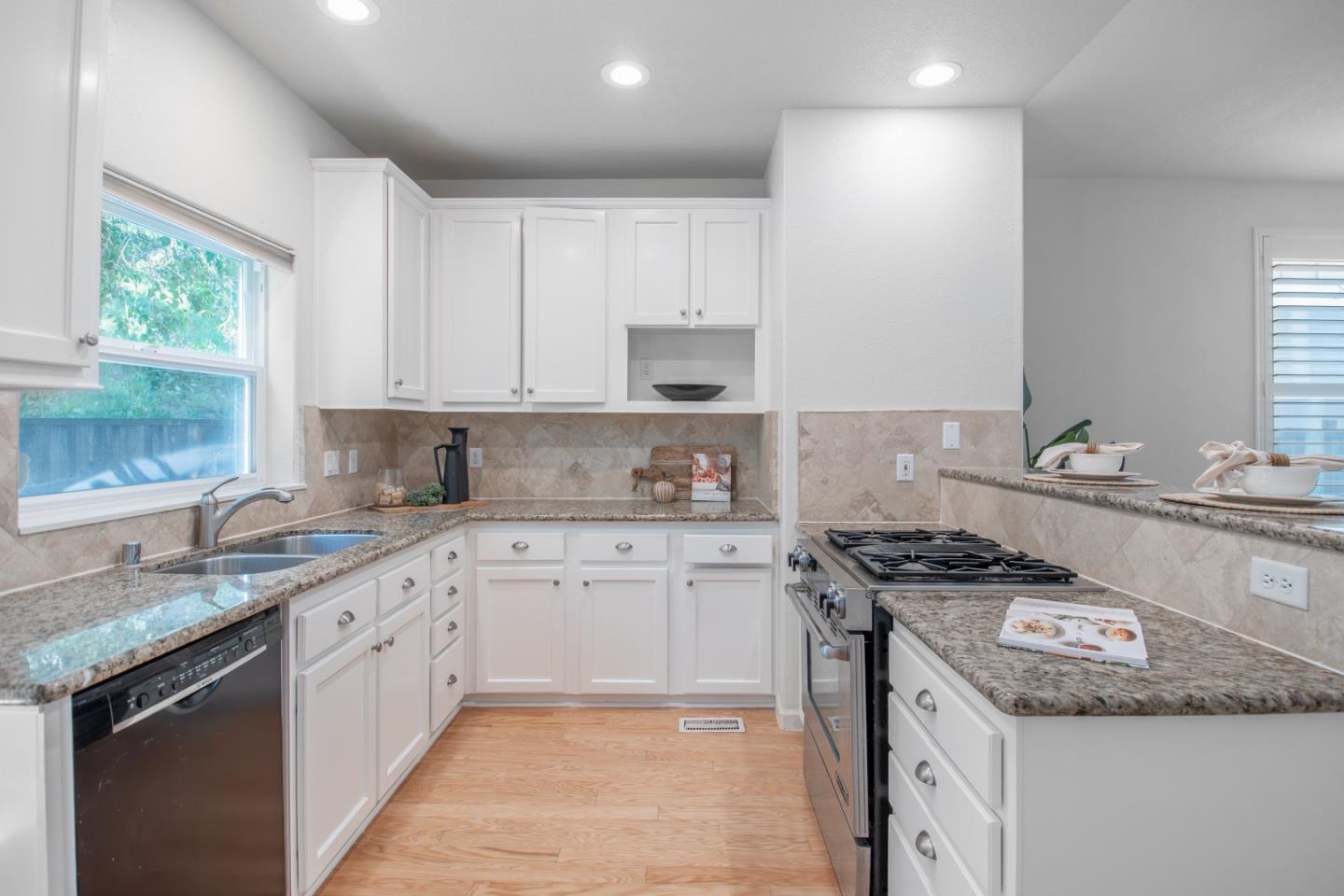 Detail Gallery Image 10 of 39 For 334 Creekside Village Dr, Los Gatos,  CA 95032 - 2 Beds | 2/1 Baths