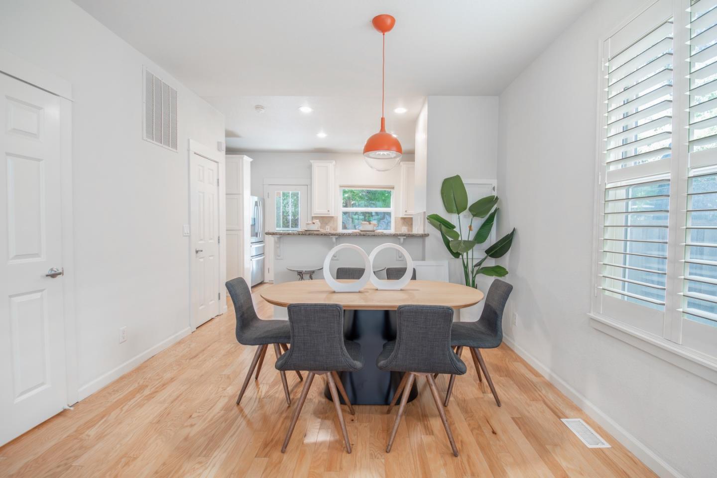 Detail Gallery Image 6 of 39 For 334 Creekside Village Dr, Los Gatos,  CA 95032 - 2 Beds | 2/1 Baths