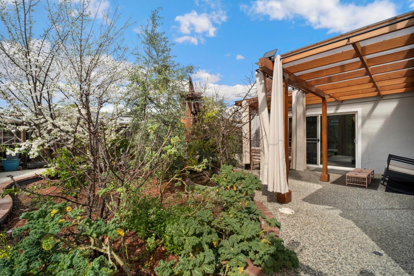 Detail Gallery Image 27 of 38 For 1666 Blossom Hill Rd, San Jose,  CA 95124 - 4 Beds | 2 Baths