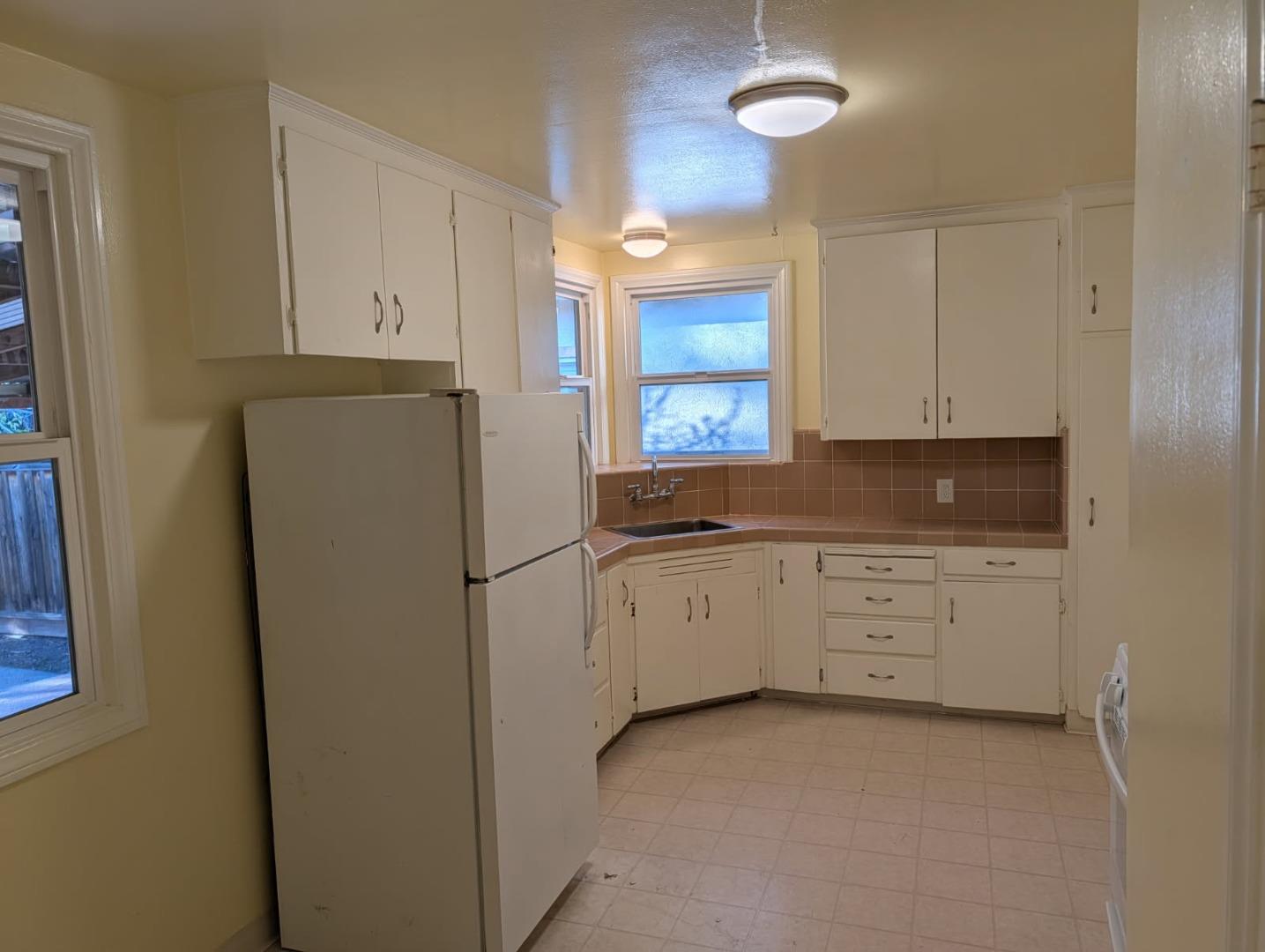 Detail Gallery Image 4 of 11 For 1049 Haven Ave, Redwood City,  CA 94063 - 2 Beds | 1 Baths