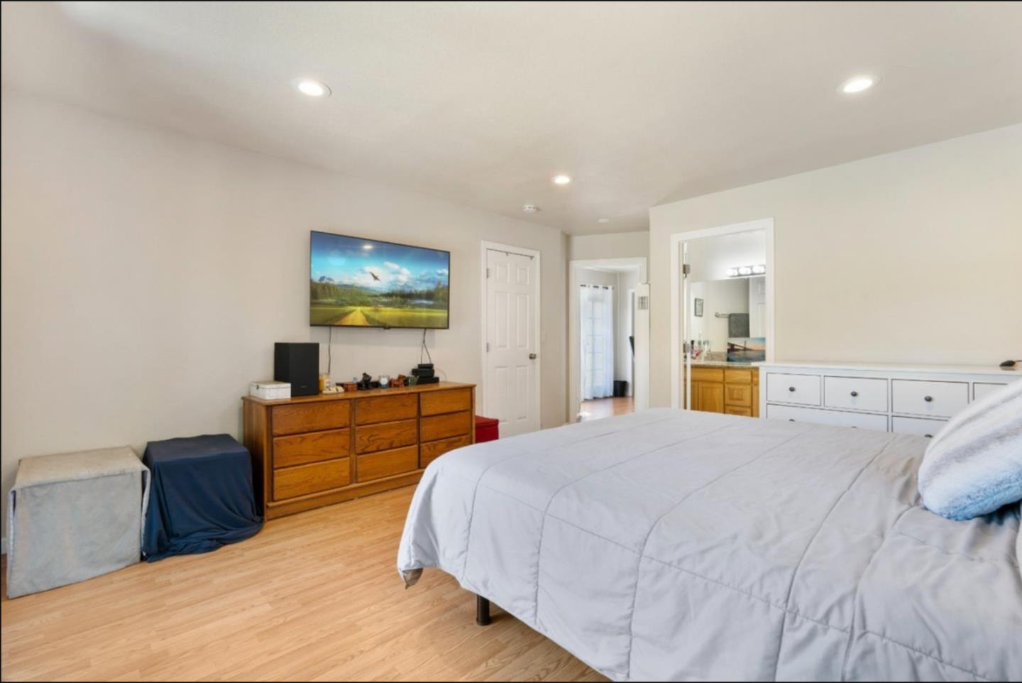 Detail Gallery Image 11 of 31 For 2241 Lindaire Ave, San Jose,  CA 95128 - 5 Beds | 3 Baths