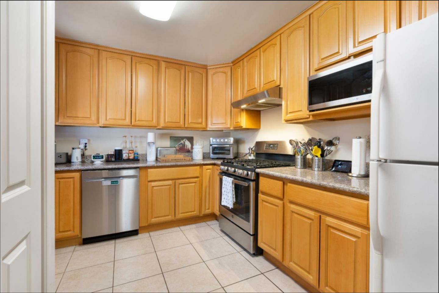 Detail Gallery Image 5 of 31 For 2241 Lindaire Ave, San Jose,  CA 95128 - 5 Beds | 3 Baths