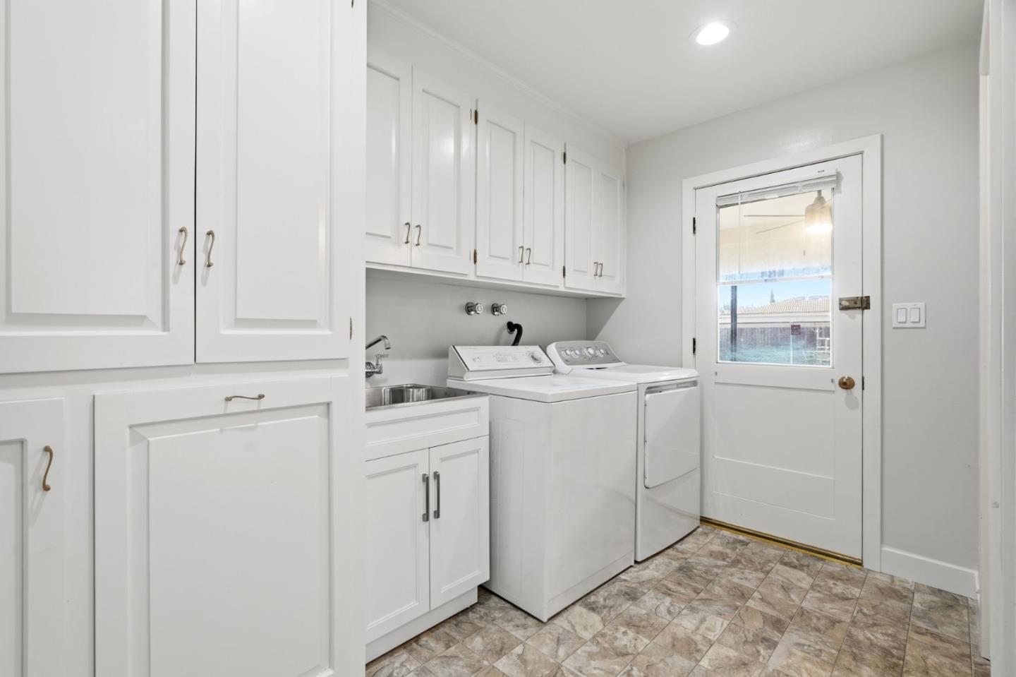 Detail Gallery Image 19 of 38 For 3308 Oxford Ln, San Jose,  CA 95117 - 4 Beds | 2/1 Baths