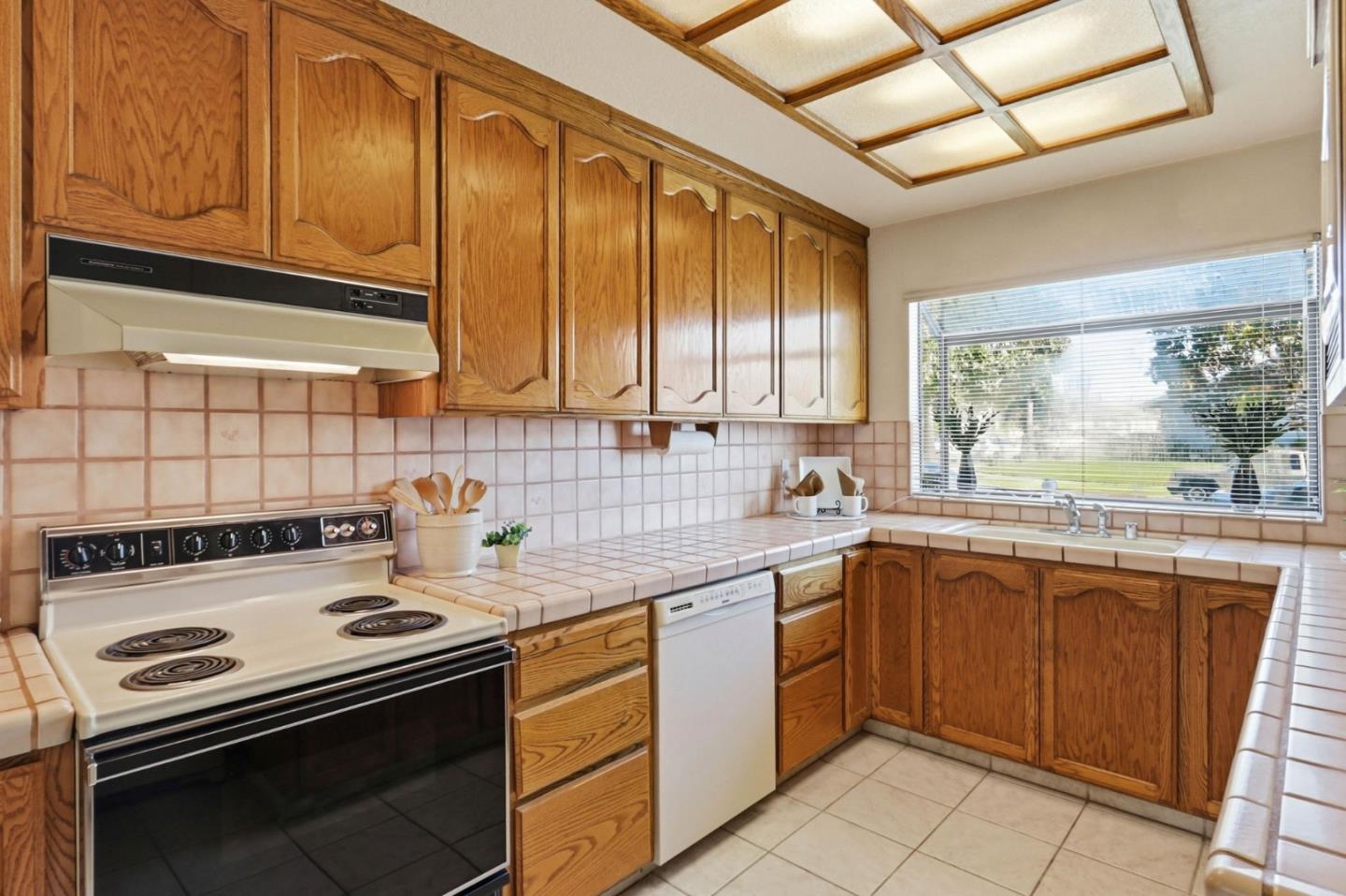 Detail Gallery Image 14 of 40 For 383 Southside Dr, San Jose,  CA 95111 - 4 Beds | 2/1 Baths