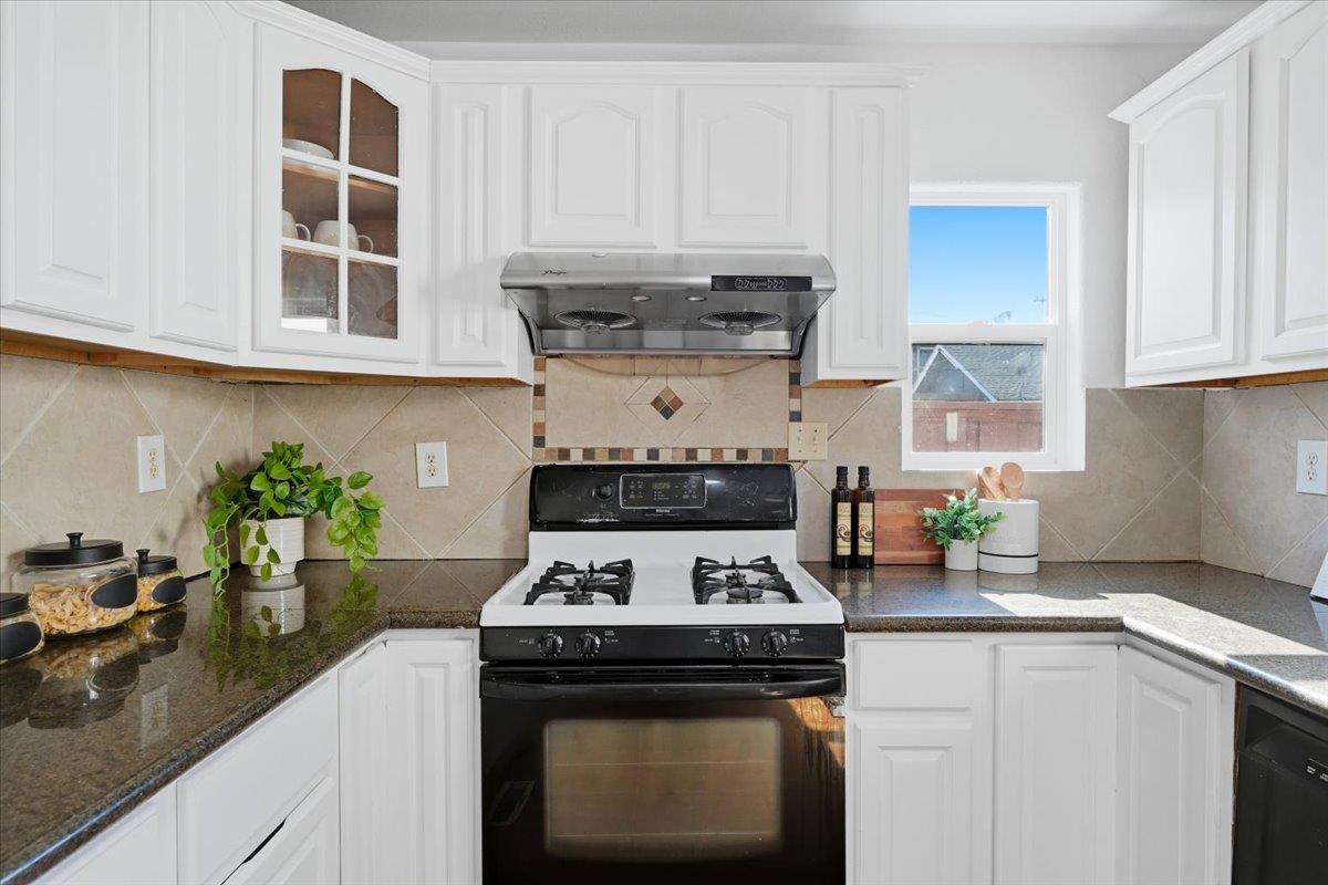 Detail Gallery Image 14 of 56 For 354 Irving Ave, San Jose,  CA 95128 - 4 Beds | 2 Baths