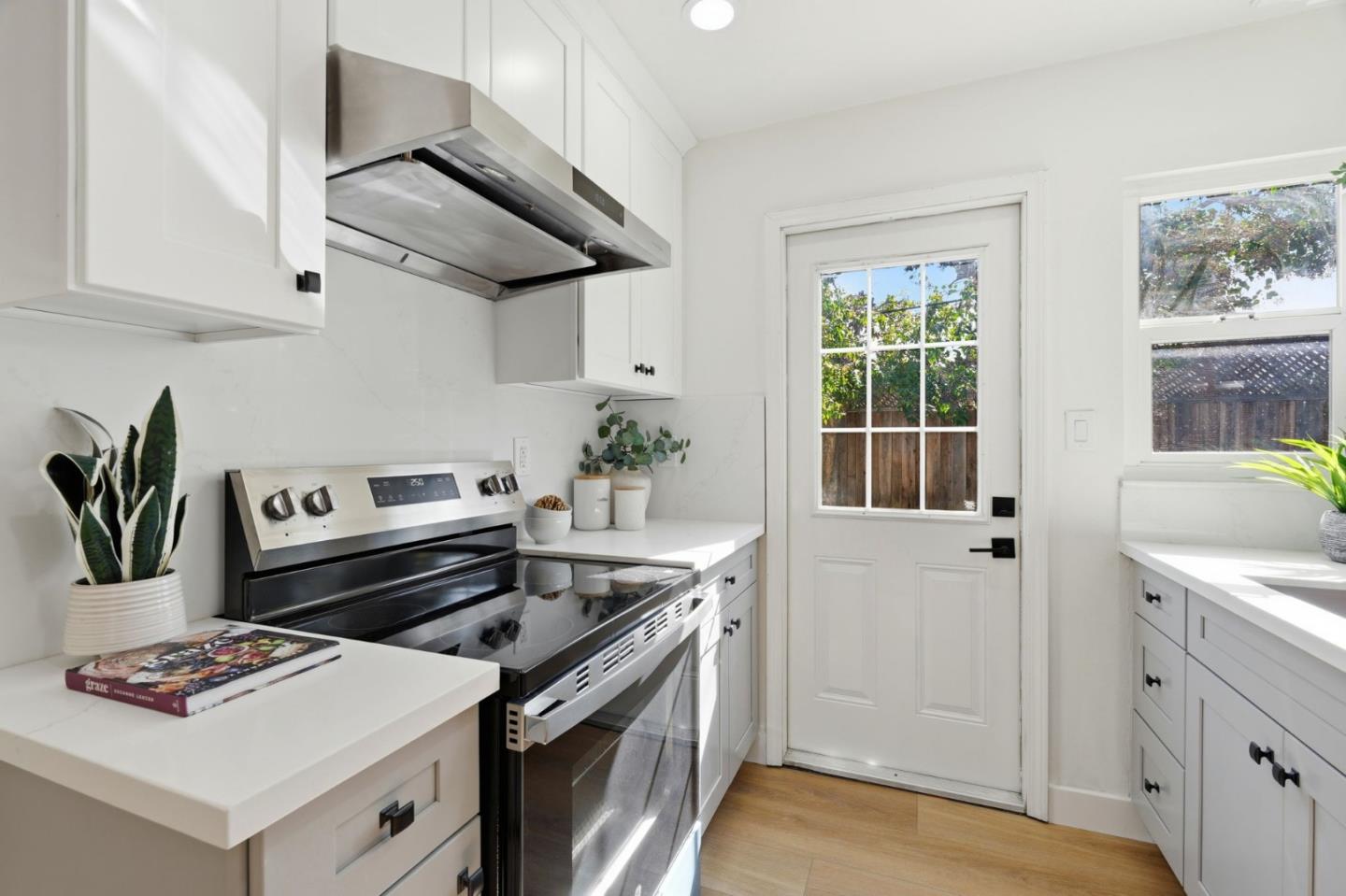 Detail Gallery Image 6 of 17 For 886 Brent Dr, Cupertino,  CA 95014 - 3 Beds | 2 Baths