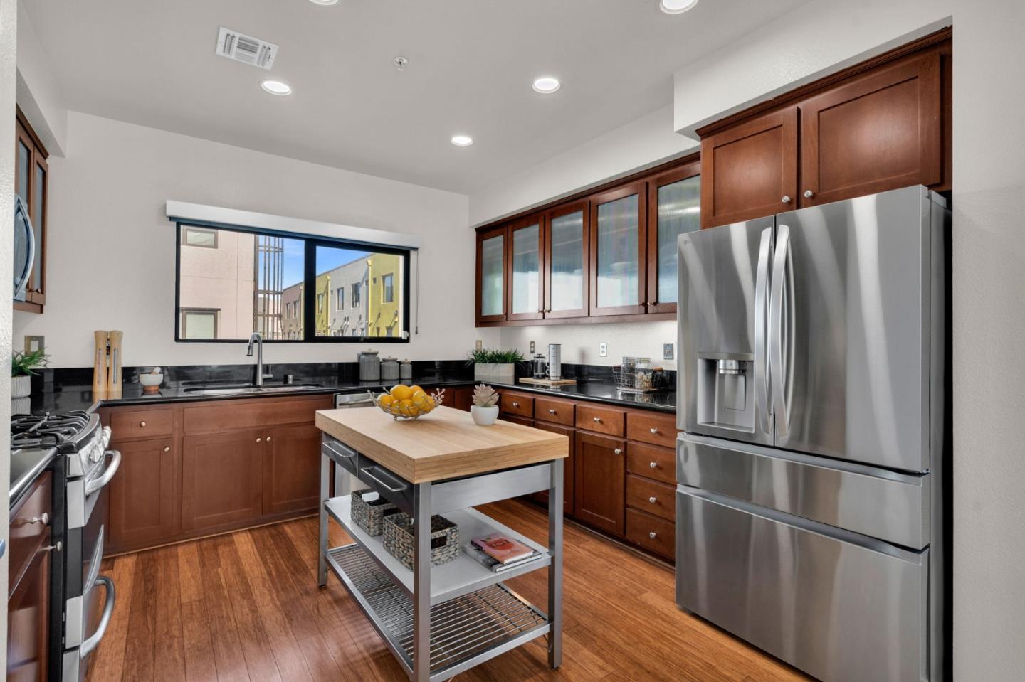 Detail Gallery Image 14 of 68 For 701 Zephyr Dr, Oakland,  CA 94607 - 3 Beds | 3/1 Baths