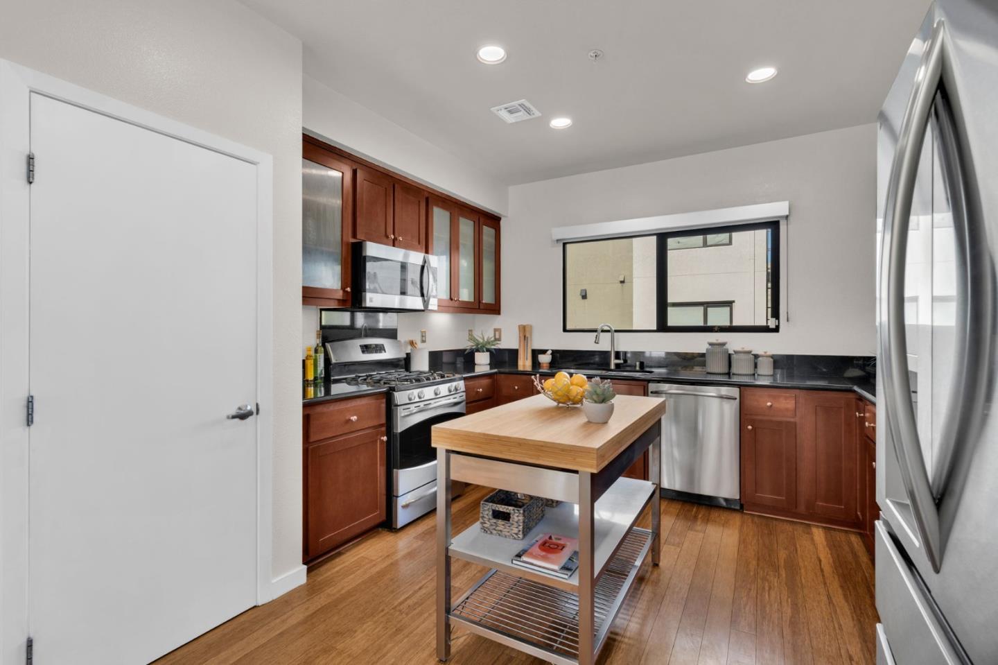 Detail Gallery Image 15 of 68 For 701 Zephyr Dr, Oakland,  CA 94607 - 3 Beds | 3/1 Baths