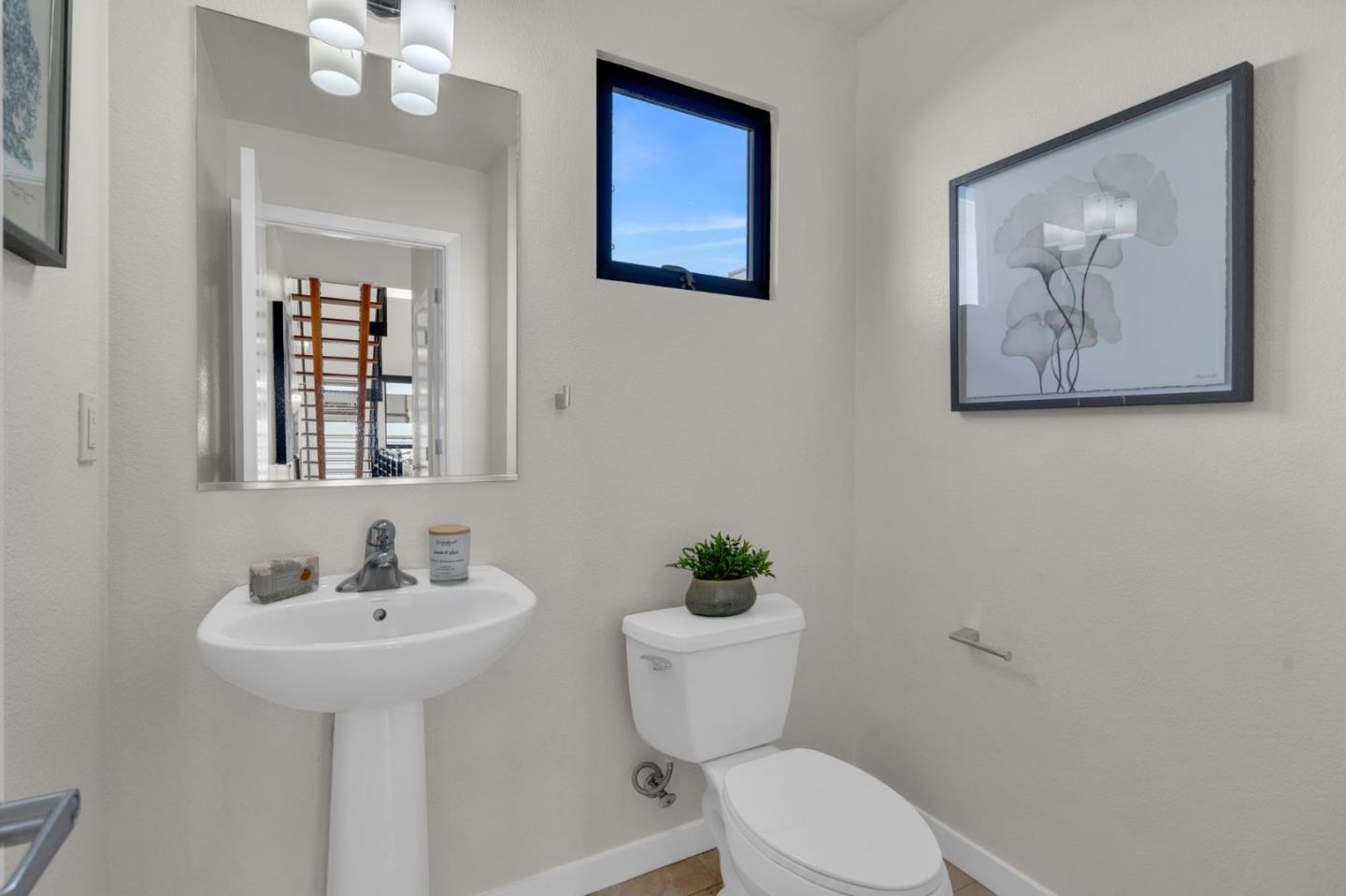 Detail Gallery Image 18 of 68 For 701 Zephyr Dr, Oakland,  CA 94607 - 3 Beds | 3/1 Baths