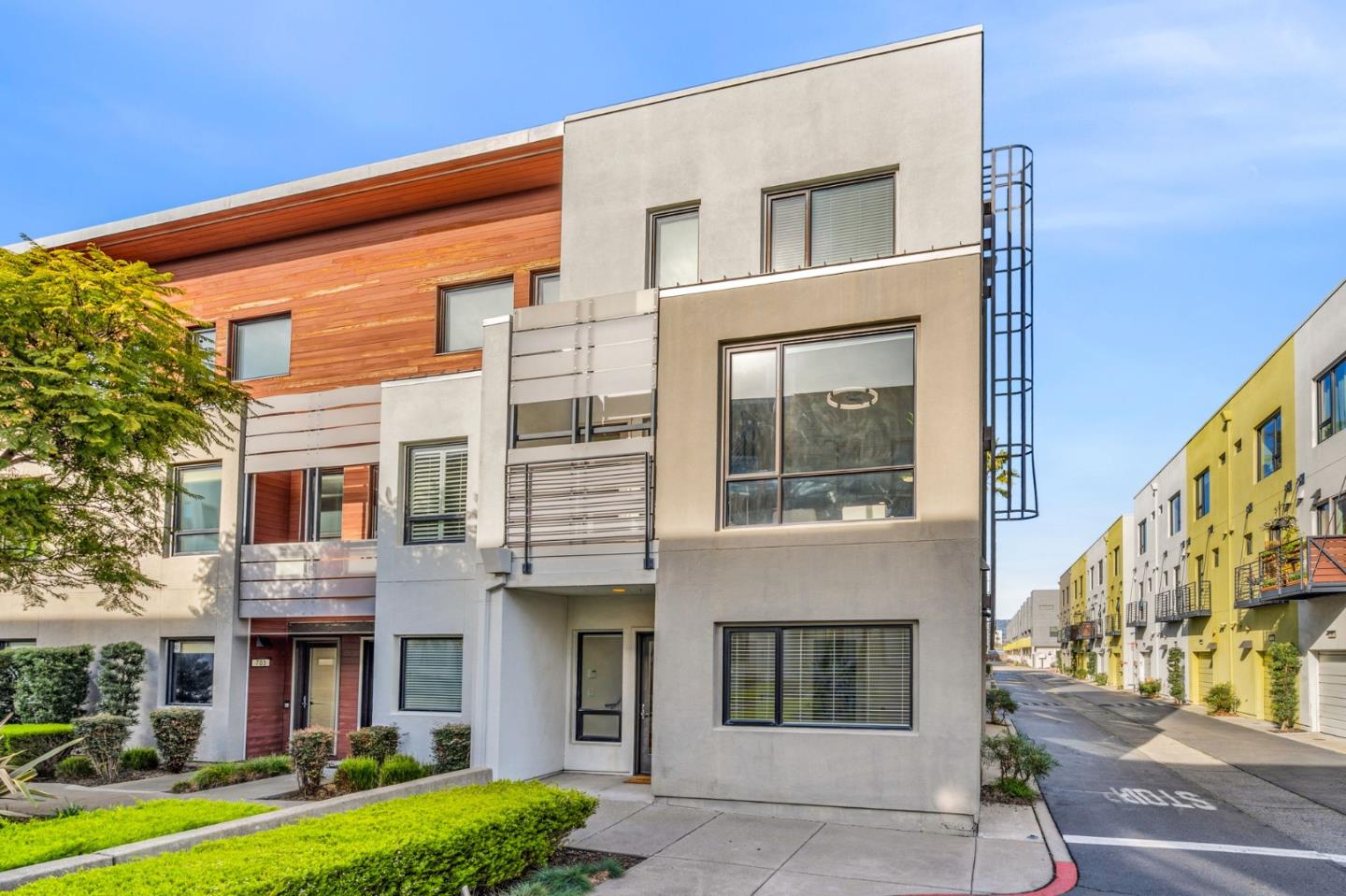 Detail Gallery Image 3 of 68 For 701 Zephyr Dr, Oakland,  CA 94607 - 3 Beds | 3/1 Baths