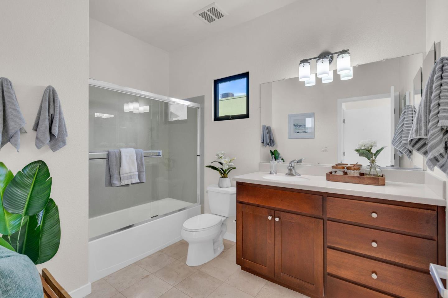 Detail Gallery Image 39 of 68 For 701 Zephyr Dr, Oakland,  CA 94607 - 3 Beds | 3/1 Baths
