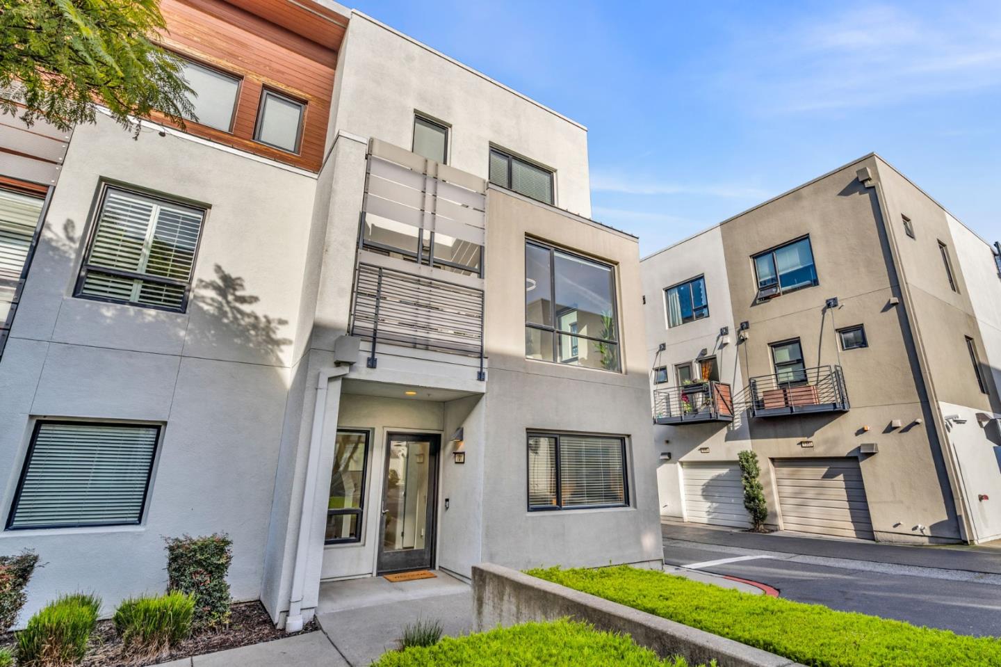 Detail Gallery Image 4 of 68 For 701 Zephyr Dr, Oakland,  CA 94607 - 3 Beds | 3/1 Baths