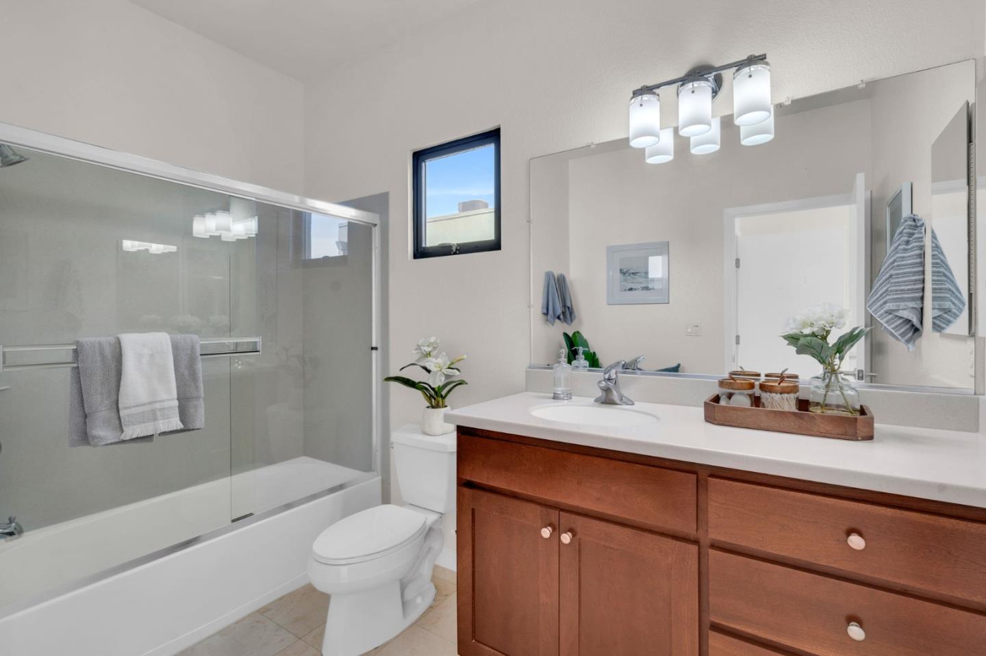 Detail Gallery Image 41 of 68 For 701 Zephyr Dr, Oakland,  CA 94607 - 3 Beds | 3/1 Baths
