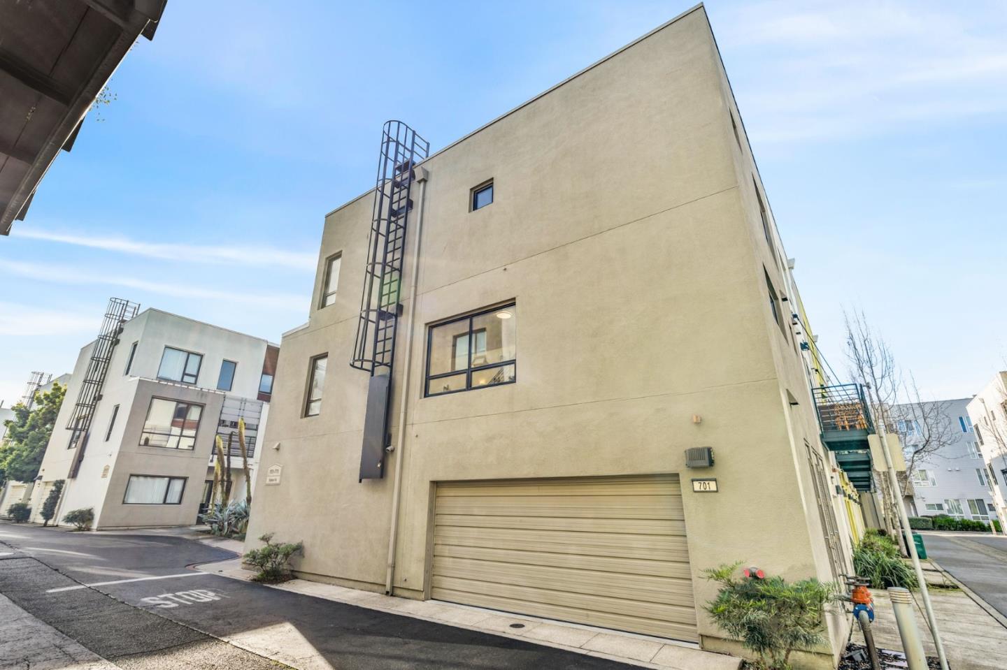 Detail Gallery Image 49 of 68 For 701 Zephyr Dr, Oakland,  CA 94607 - 3 Beds | 3/1 Baths