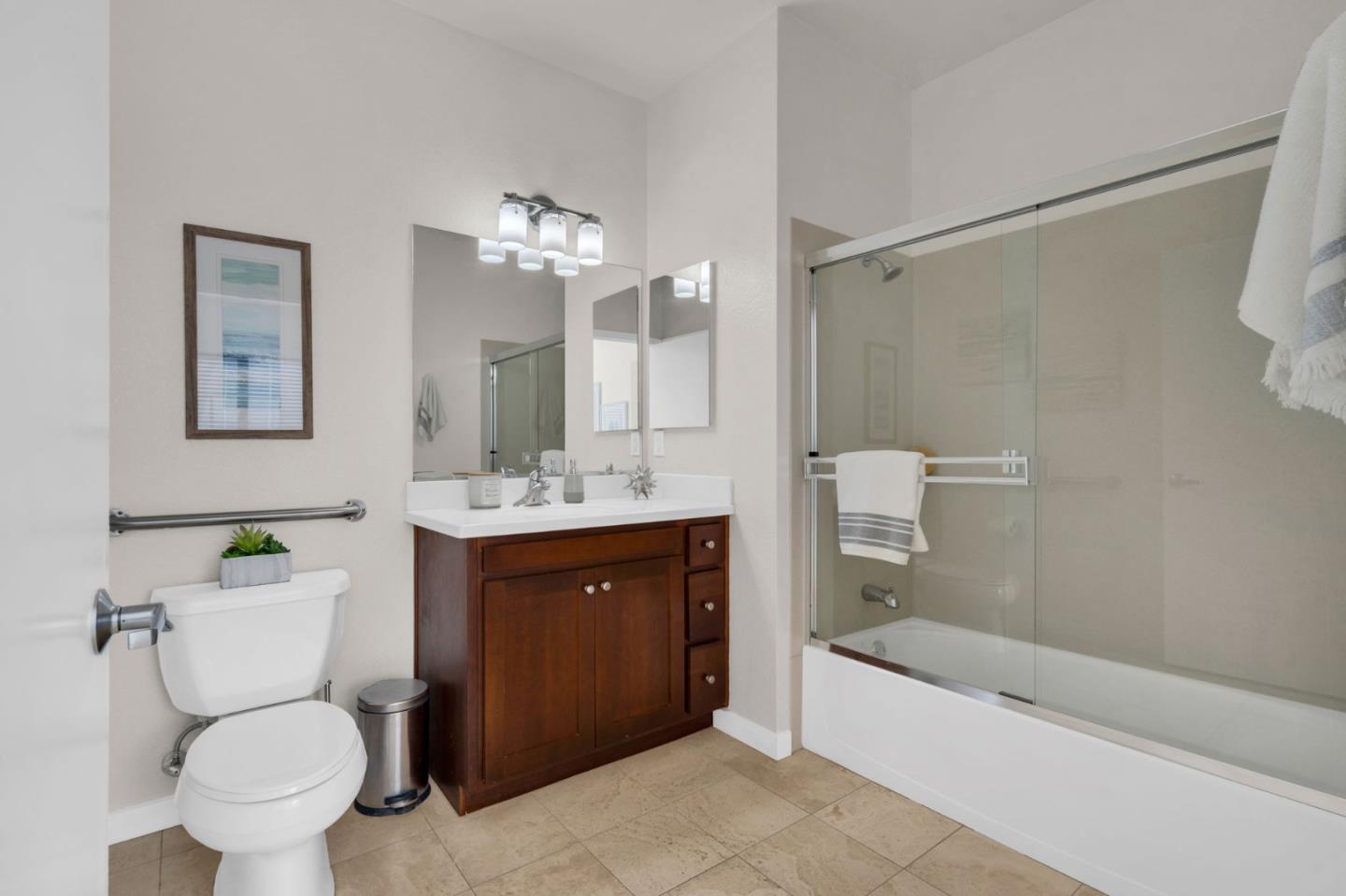 Detail Gallery Image 8 of 68 For 701 Zephyr Dr, Oakland,  CA 94607 - 3 Beds | 3/1 Baths