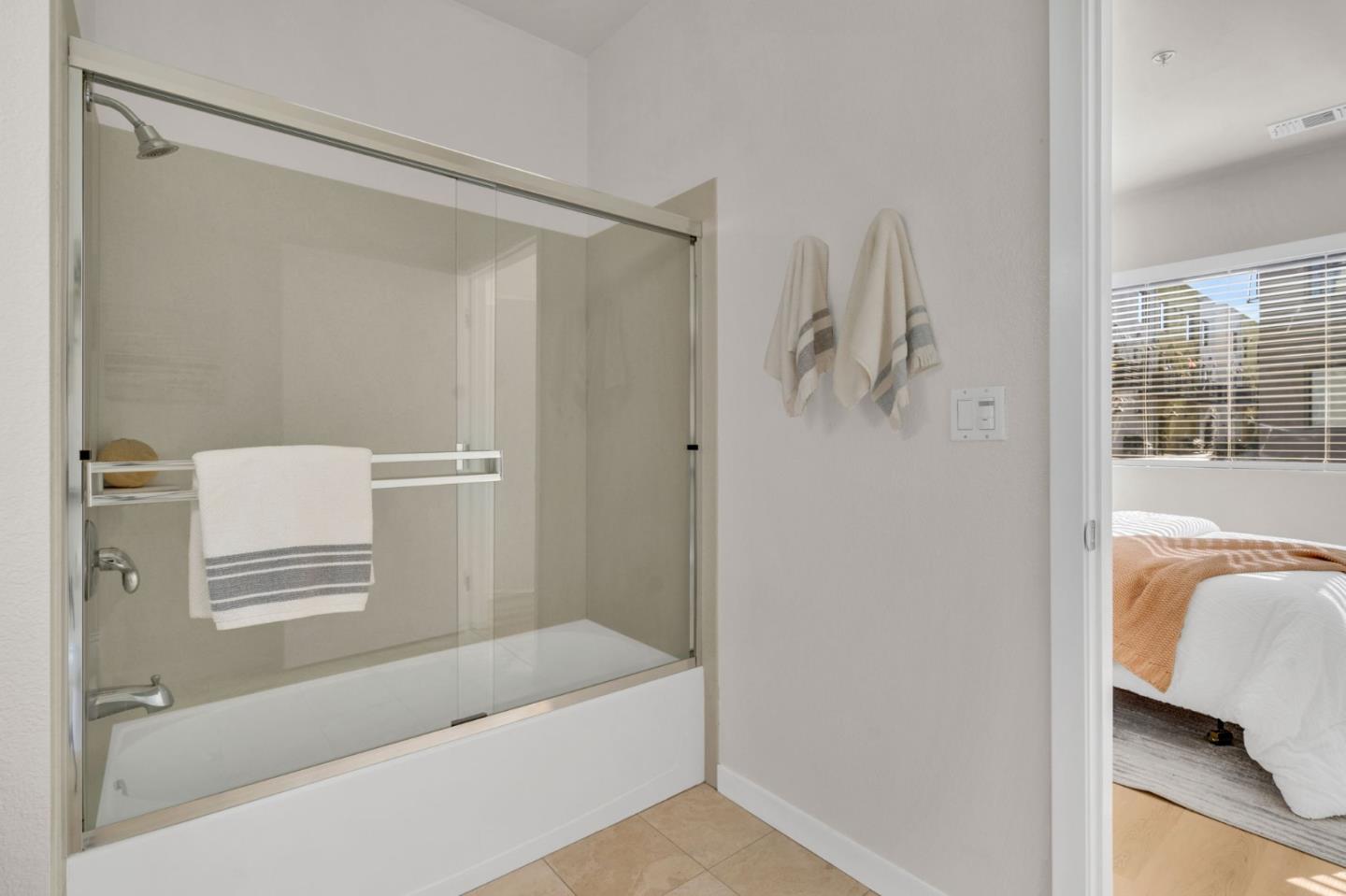 Detail Gallery Image 9 of 68 For 701 Zephyr Dr, Oakland,  CA 94607 - 3 Beds | 3/1 Baths