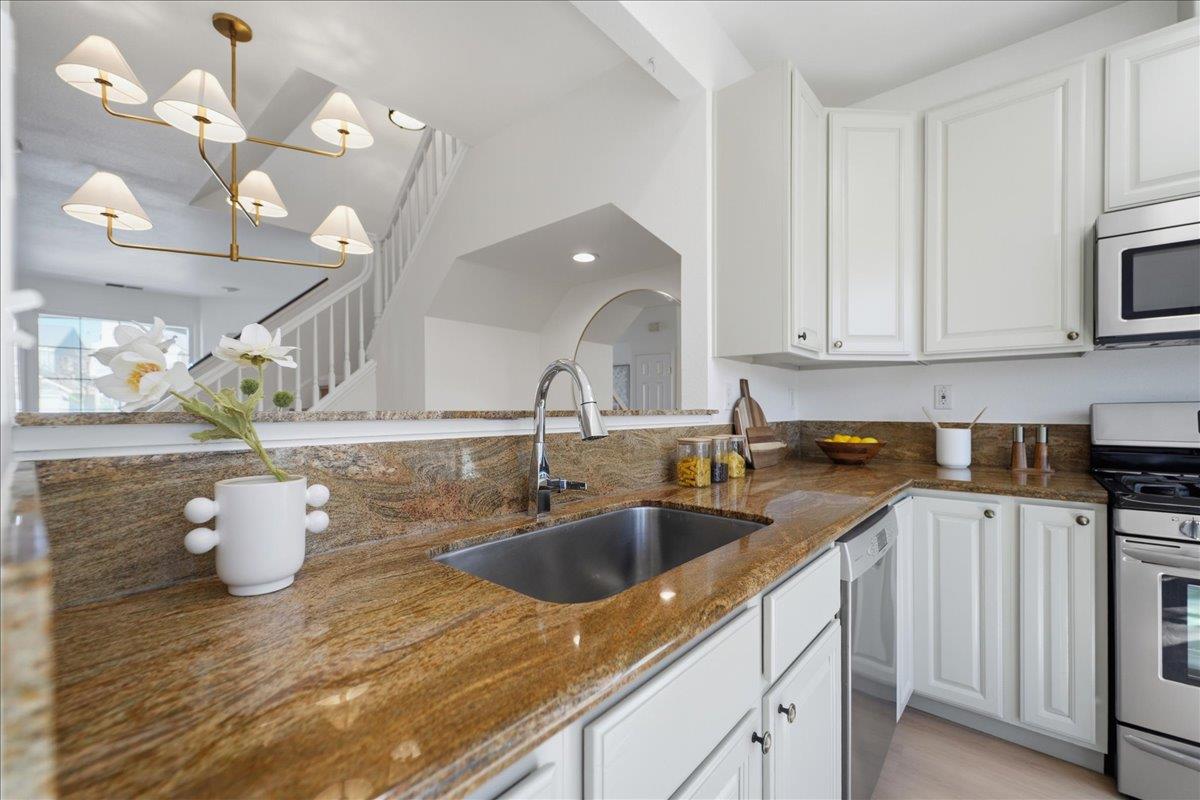 Detail Gallery Image 10 of 31 For 131 Concord Cir, Mountain View,  CA 94040 - 3 Beds | 2/1 Baths