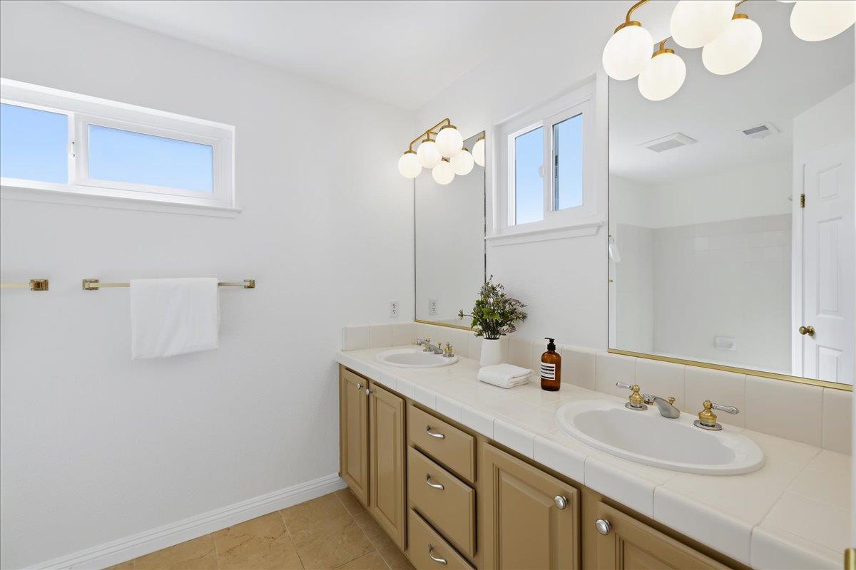 Detail Gallery Image 15 of 31 For 131 Concord Cir, Mountain View,  CA 94040 - 3 Beds | 2/1 Baths