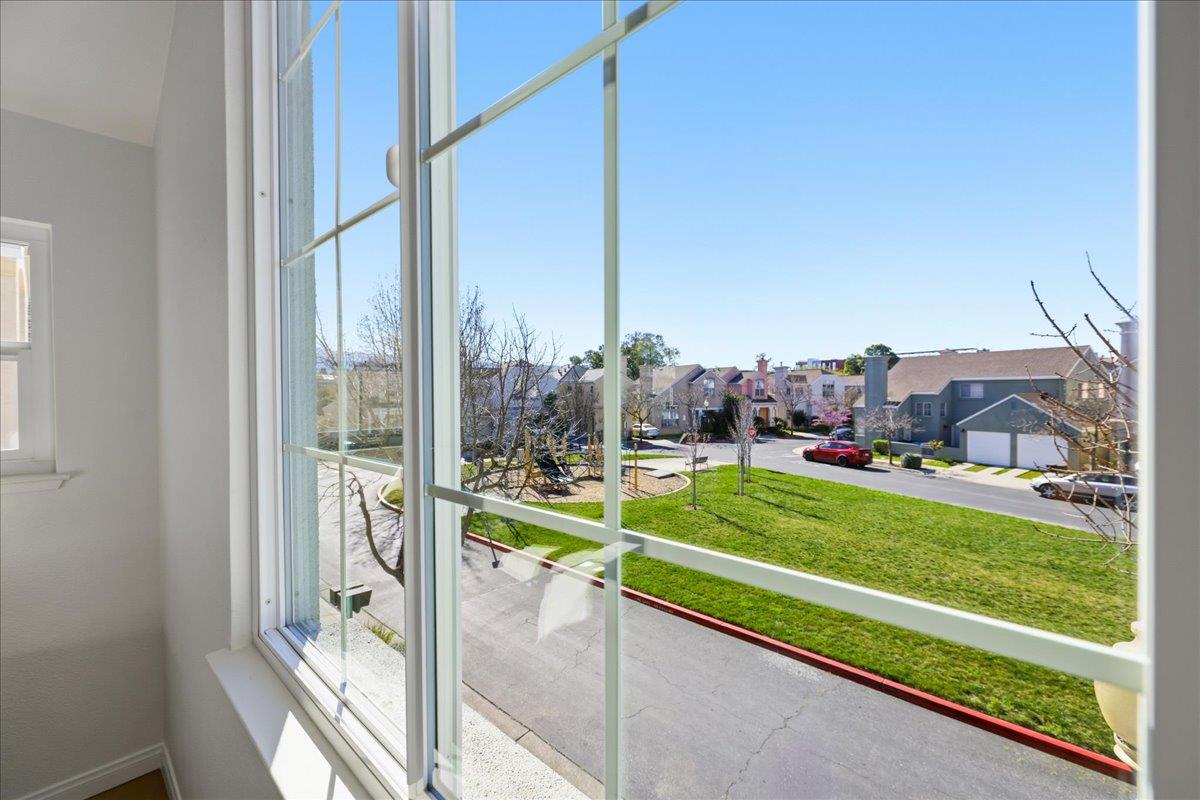 Detail Gallery Image 16 of 31 For 131 Concord Cir, Mountain View,  CA 94040 - 3 Beds | 2/1 Baths