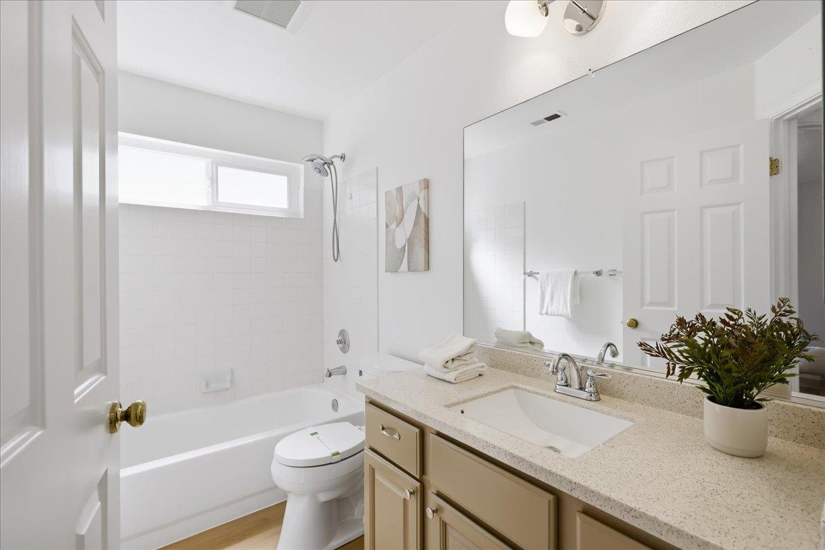 Detail Gallery Image 19 of 31 For 131 Concord Cir, Mountain View,  CA 94040 - 3 Beds | 2/1 Baths