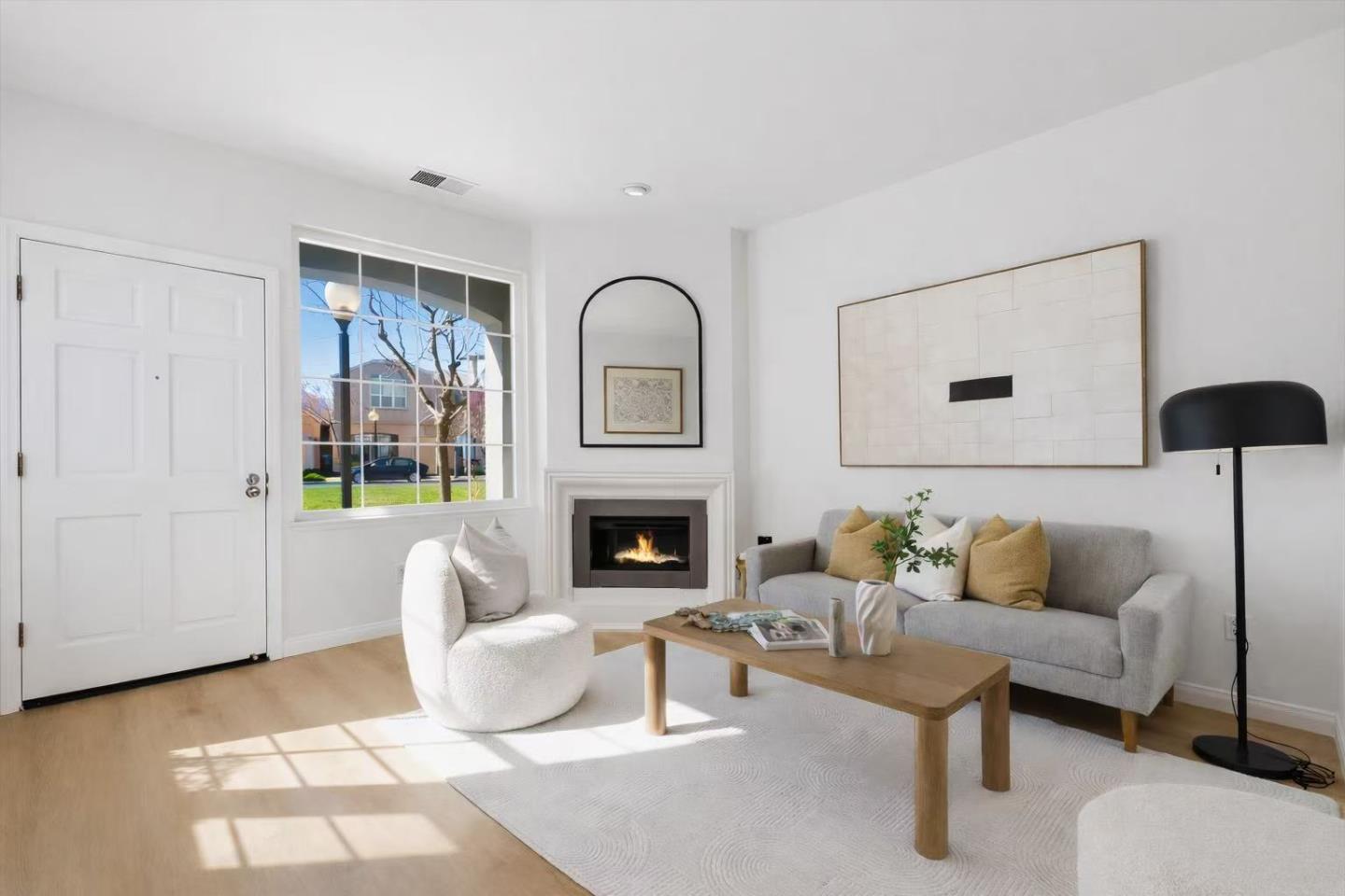 Detail Gallery Image 2 of 31 For 131 Concord Cir, Mountain View,  CA 94040 - 3 Beds | 2/1 Baths