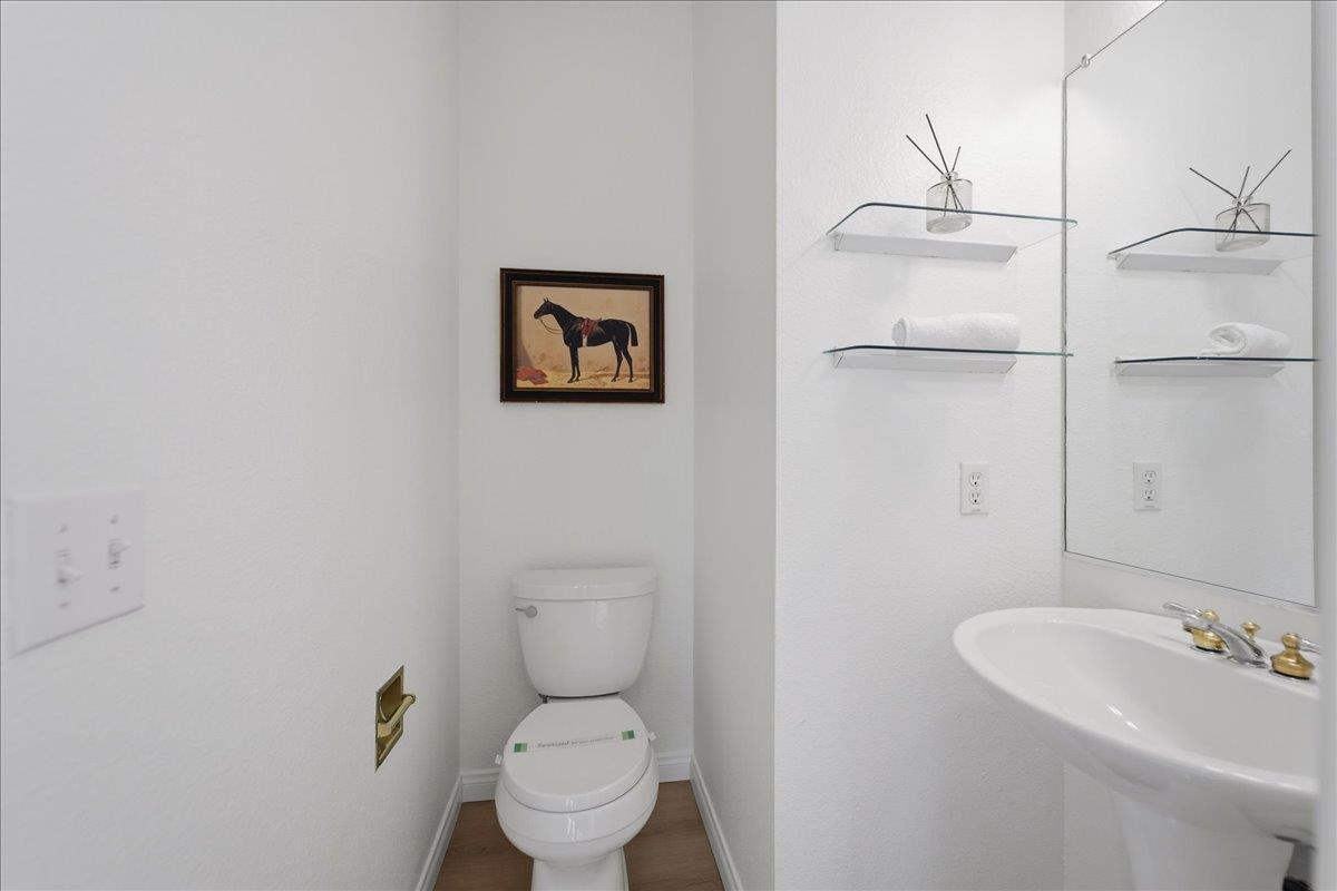 Detail Gallery Image 21 of 31 For 131 Concord Cir, Mountain View,  CA 94040 - 3 Beds | 2/1 Baths