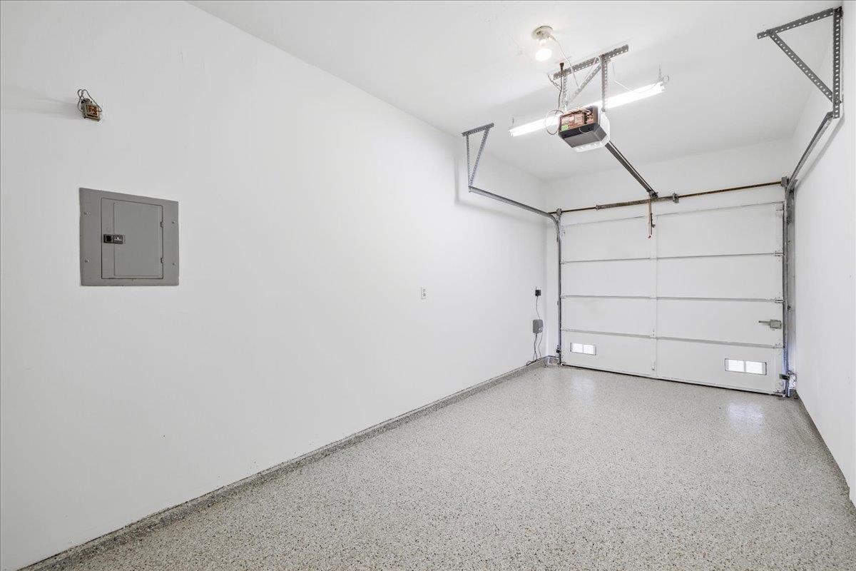 Detail Gallery Image 22 of 31 For 131 Concord Cir, Mountain View,  CA 94040 - 3 Beds | 2/1 Baths