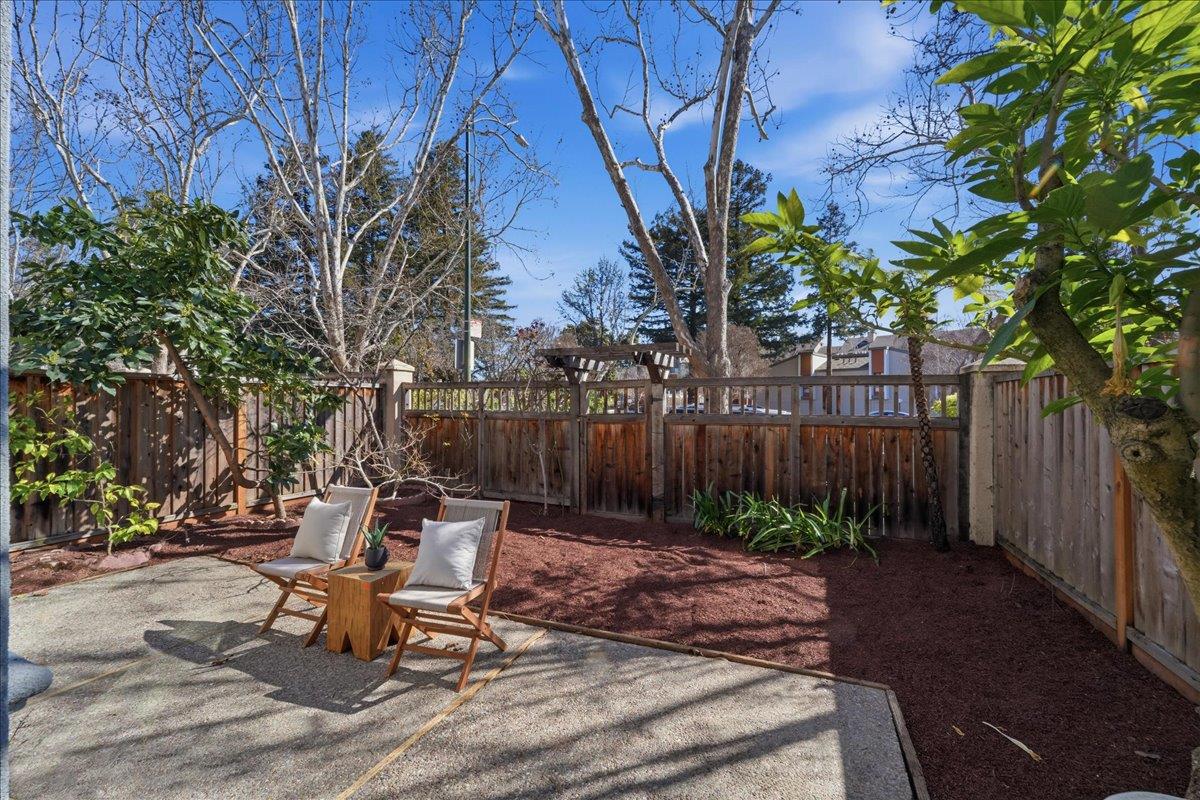 Detail Gallery Image 23 of 31 For 131 Concord Cir, Mountain View,  CA 94040 - 3 Beds | 2/1 Baths