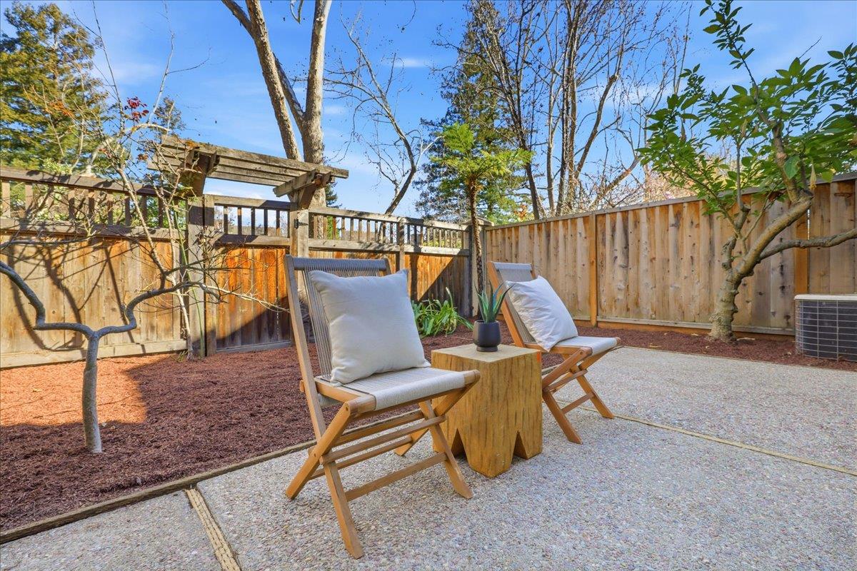 Detail Gallery Image 24 of 31 For 131 Concord Cir, Mountain View,  CA 94040 - 3 Beds | 2/1 Baths