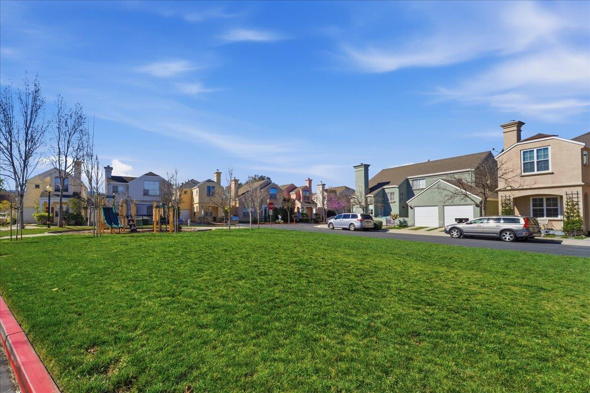 Detail Gallery Image 29 of 31 For 131 Concord Cir, Mountain View,  CA 94040 - 3 Beds | 2/1 Baths