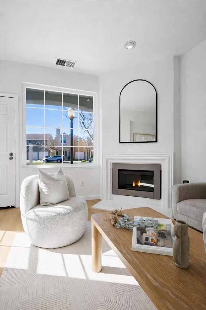 Detail Gallery Image 3 of 31 For 131 Concord Cir, Mountain View,  CA 94040 - 3 Beds | 2/1 Baths