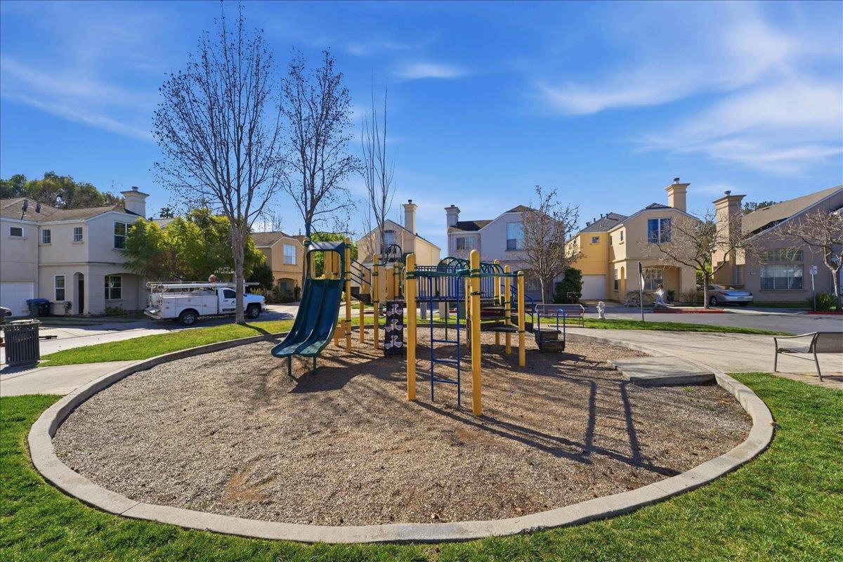 Detail Gallery Image 30 of 31 For 131 Concord Cir, Mountain View,  CA 94040 - 3 Beds | 2/1 Baths