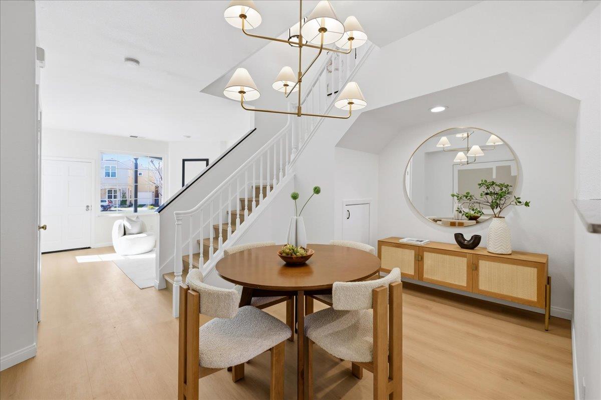 Detail Gallery Image 4 of 31 For 131 Concord Cir, Mountain View,  CA 94040 - 3 Beds | 2/1 Baths