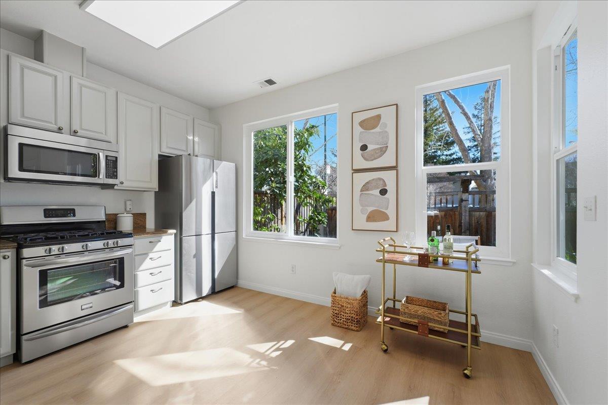 Detail Gallery Image 7 of 31 For 131 Concord Cir, Mountain View,  CA 94040 - 3 Beds | 2/1 Baths